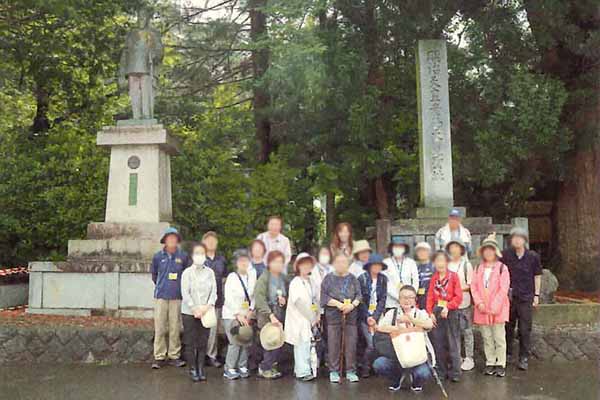 明治9年 明治天皇東北巡幸記念碑の前にて