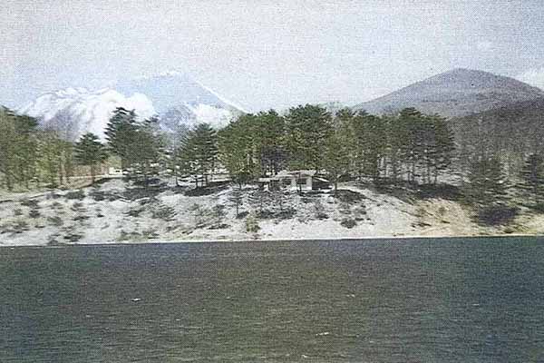 1999.5 岩洞湖より岩手山と姫神山を望む