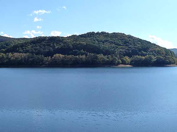 外山の秋　岩洞湖