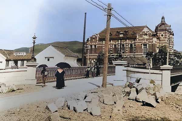 一條 牧夫翁像、建設時の岩手銀行（中の橋にて）