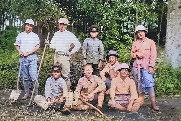 日本青年協会武蔵の道場にて。1932（昭和7）年、後列右から2人目が嘉内