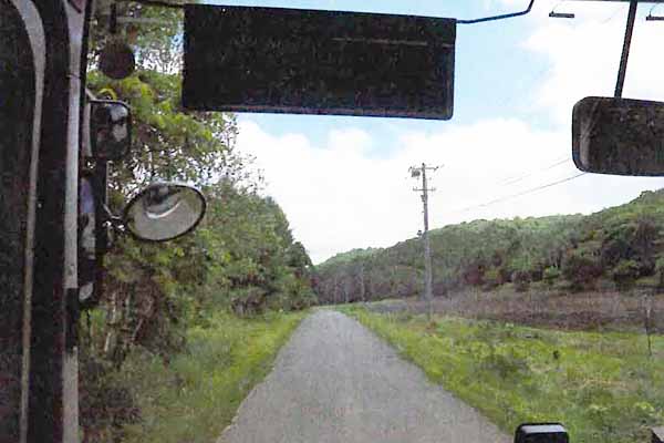 外山牧場のために整備された道路、右手に放牧地が広がる