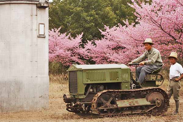 購入したトラクターを試運転する職員