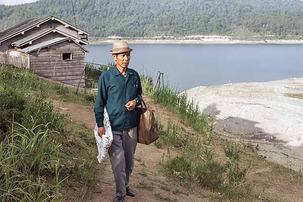 岩手郡玉山村の岩洞湖畔に勇雄は書斎を建て、ここで 詩想を練った。 (左端はその別荘)(1967.8.27)